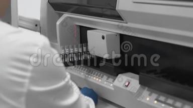 实验室工作人员在医疗器械中安装带有医疗样本试管的表格